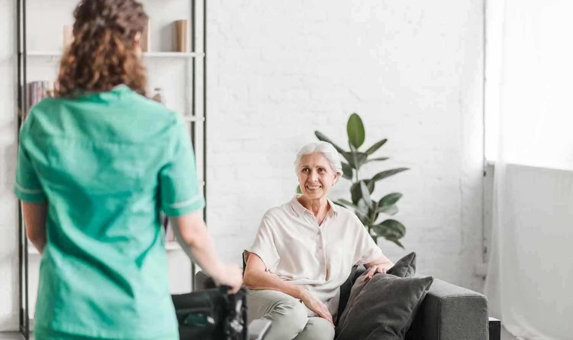 رويال سيرفيس-افضل شركة عمالة منزلية بالقاهرة-مكتب خدم وشغالات رعاية مسنين