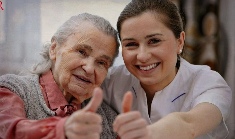 جليسة مسنين بالمنزل