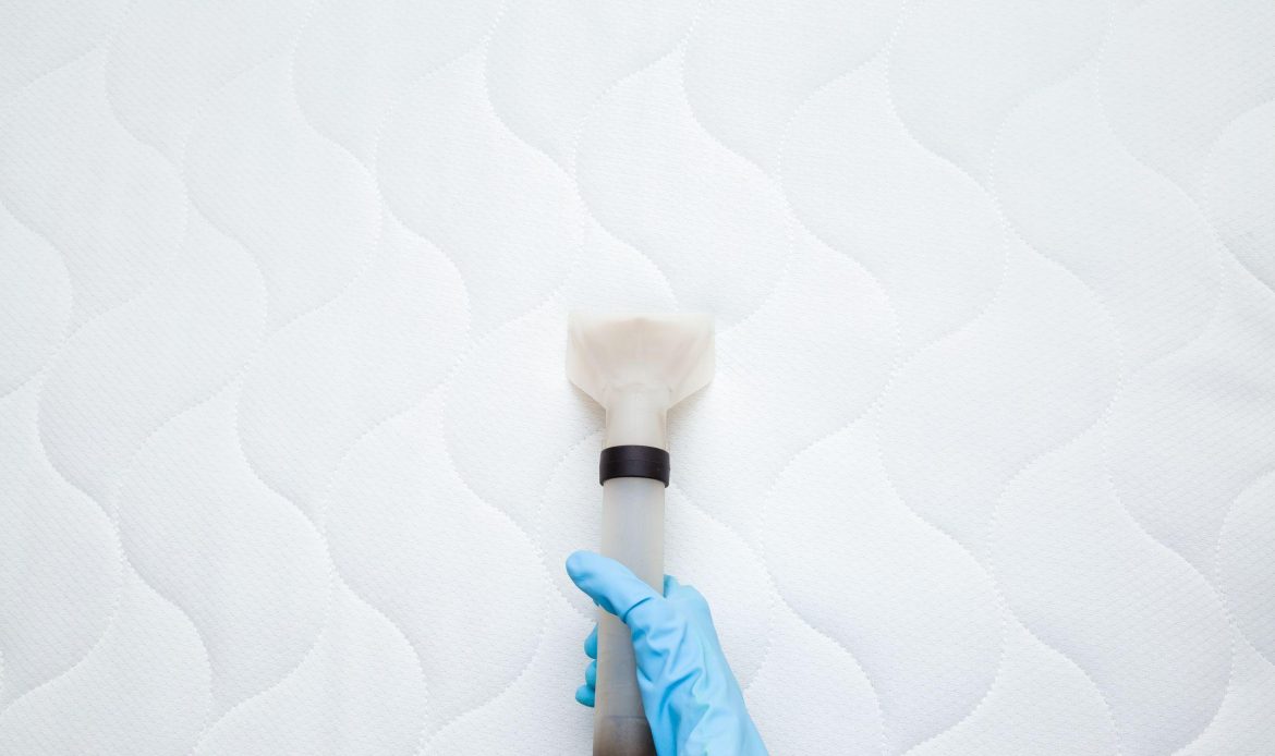 رويال سيرفيس-افضل شركة عمالة منزلية بالقاهرة-مكتب خدم وشغالات كيفية تنظيف مرتبة السرير من البقع