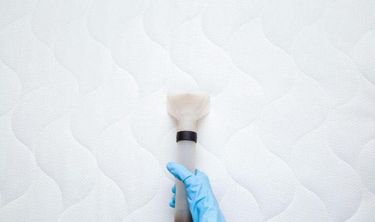 كيفية تنظيف مرتبة السرير من البقع