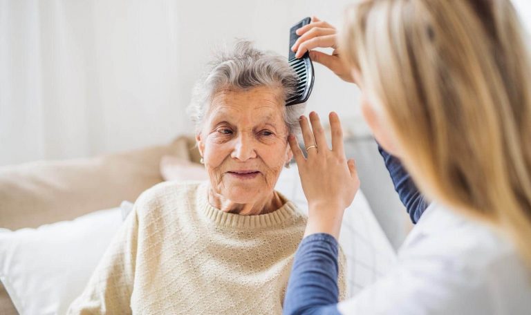 عاملات رعاية كبار السن