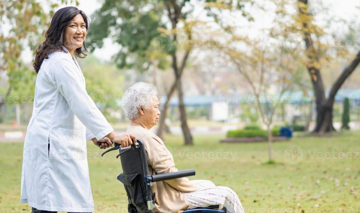 رويال سيرفيس-افضل شركة عمالة منزلية بالقاهرة-مكتب خدم وشغالات رعاية مسنين 6 أكتوبر