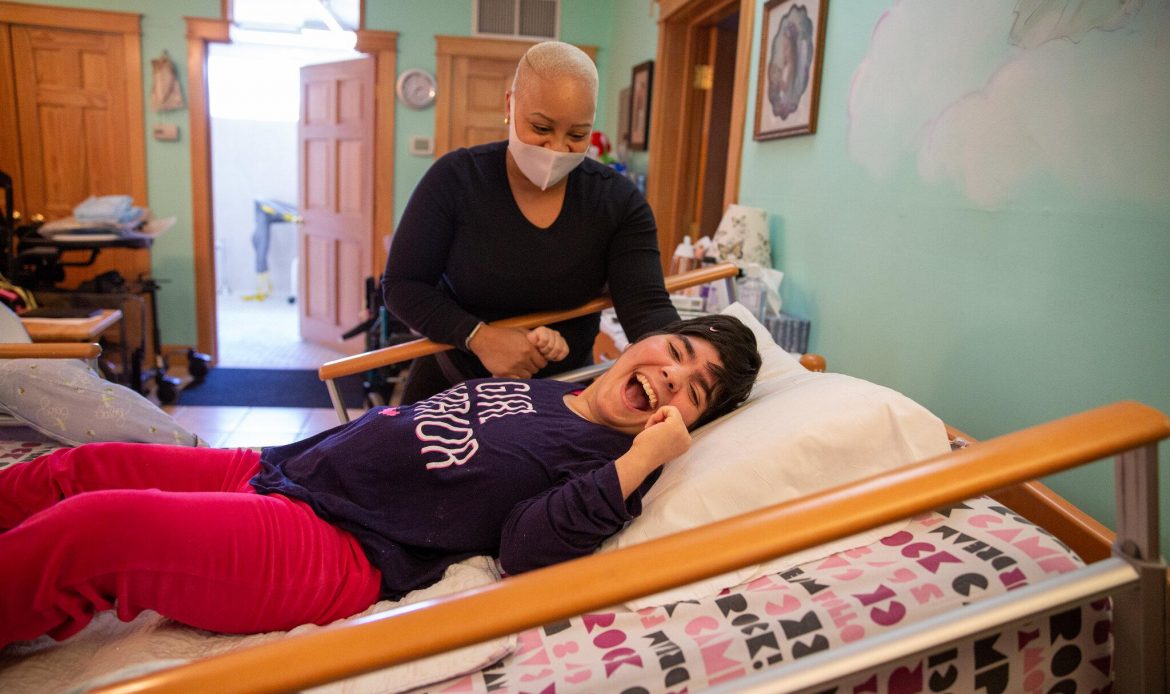 رويال سيرفيس-افضل شركة عمالة منزلية بالقاهرة-مكتب خدم وشغالات ممرض منزلي بالساعه