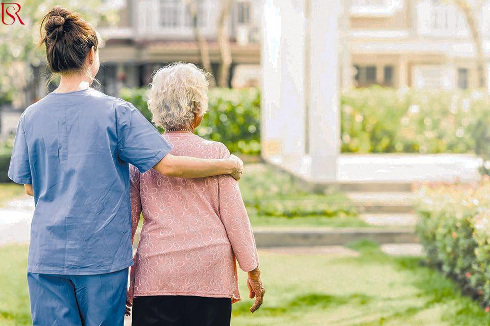 رويال سيرفيس-افضل شركة عمالة منزلية بالقاهرة-مكتب خدم وشغالات اسعار رعاية مسنين بالمنزل