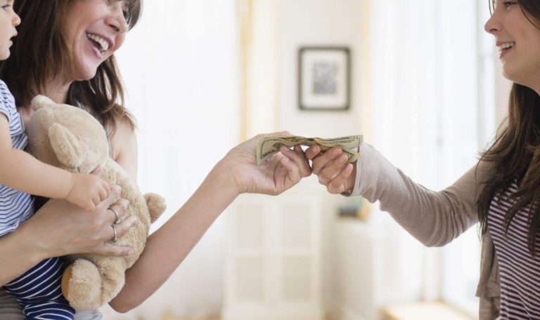 جليسة اطفال بالساعة