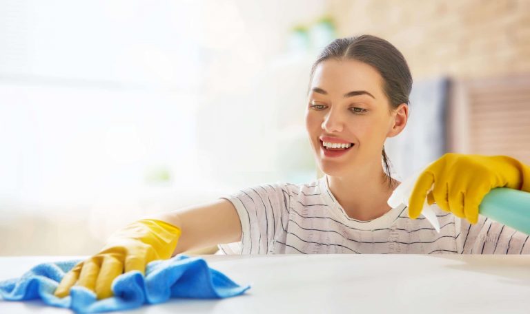 عاملة تنظيف منازل