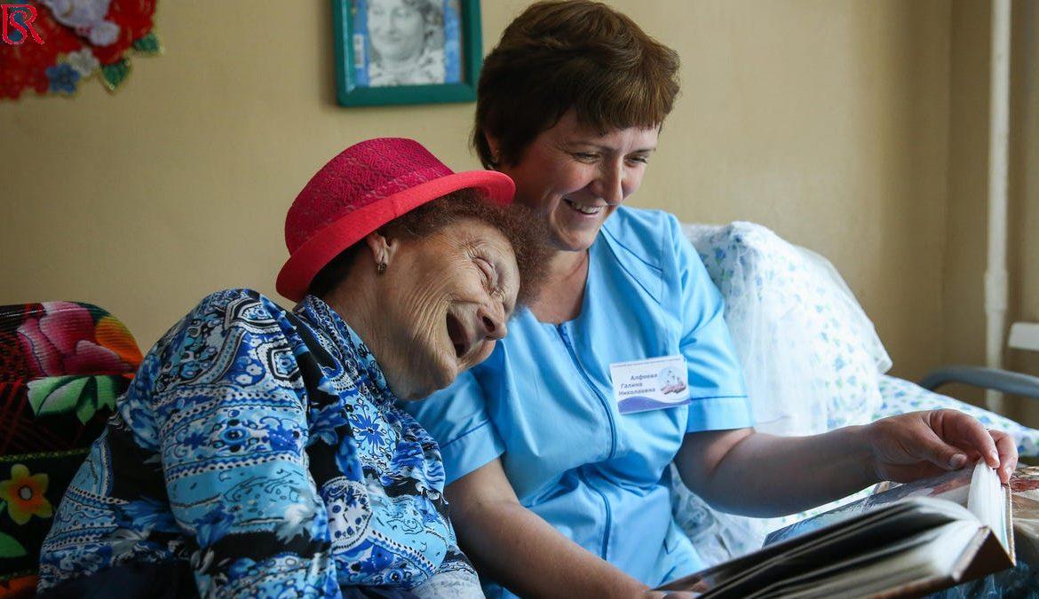 رويال سيرفيس-افضل شركة عمالة منزلية بالقاهرة-مكتب خدم وشغالات رعاية كبار السن بالمنزل