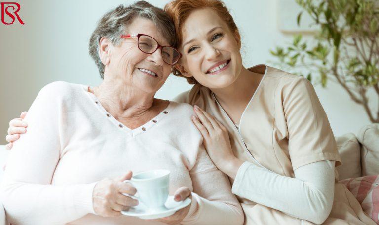 جليسة مسنين