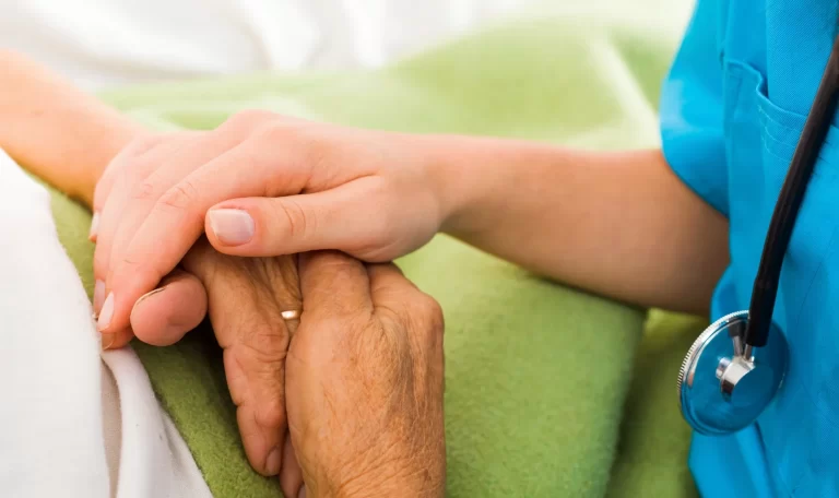 ممرضة منزلية بالساعة