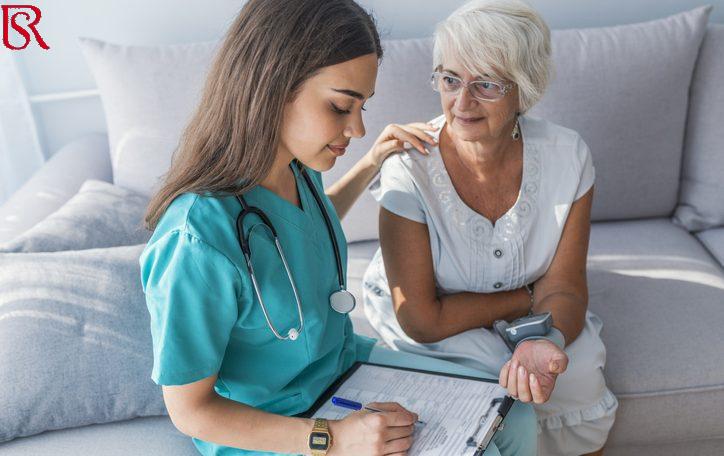 ممرضة رعاية منزلية