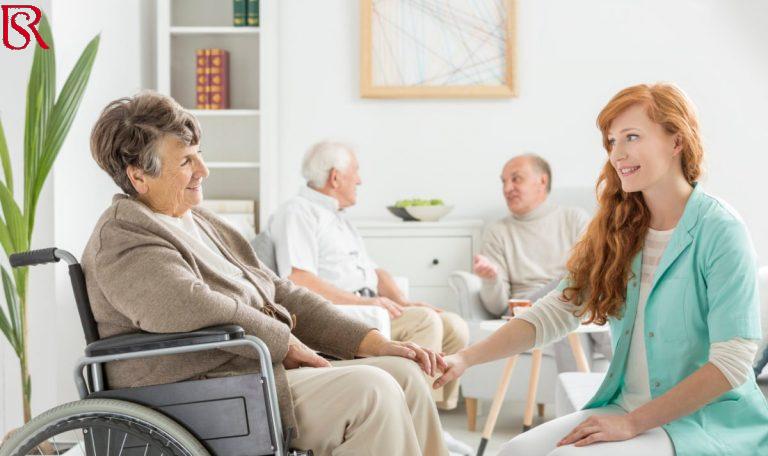 جليسة لكبار السن