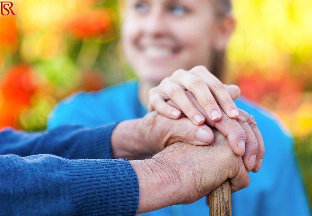 رويال سيرفيس-افضل شركة عمالة منزلية بالقاهرة-مكتب خدم وشغالات شركات رعاية المسنين بالمنزل