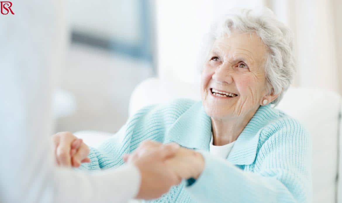 رويال سيرفيس-افضل شركة عمالة منزلية بالقاهرة-مكتب خدم وشغالات رعاية مسنين بالمنزل في المعادي وحلوان