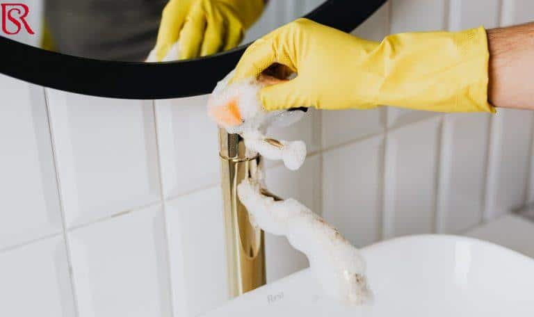 عاملة نظافة في المعادي