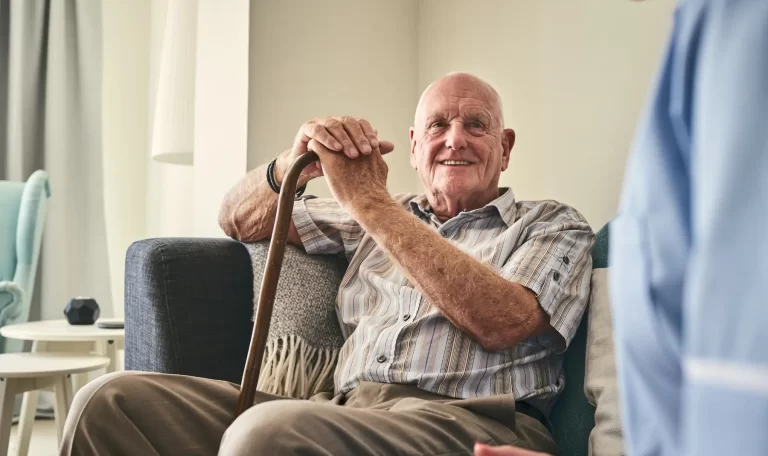 رويال سيرفيس-افضل شركة عمالة منزلية بالقاهرة-مكتب خدم وشغالات جليسة لكبار السن في 6 أكتوبر