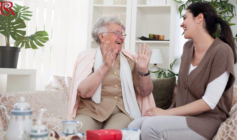 جليسة مسنين في الرحاب