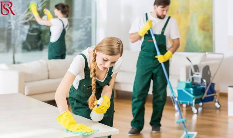 عمال نظافة بالساعة