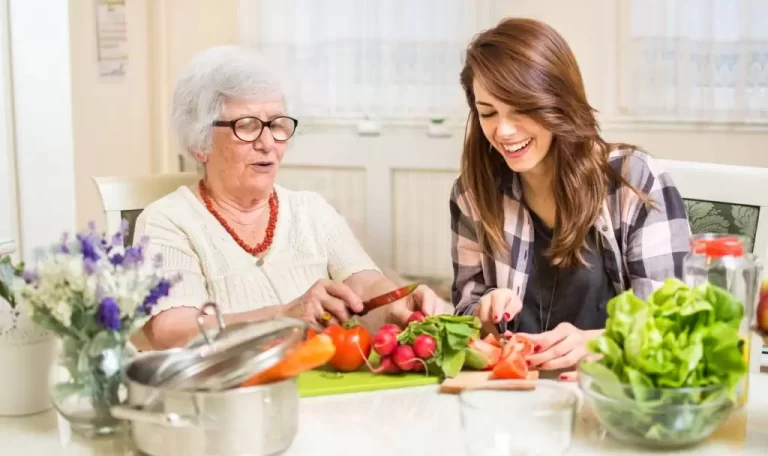 رويال سيرفيس-افضل شركة عمالة منزلية بالقاهرة-مكتب خدم وشغالات افضل رعاية المسنين