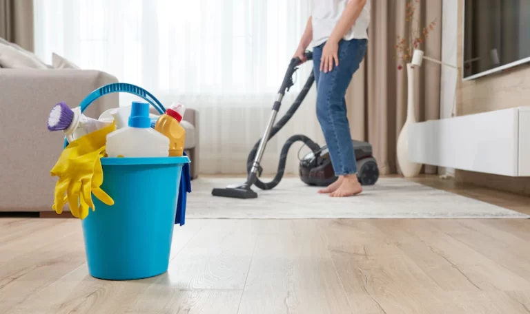 عاملة نضافة