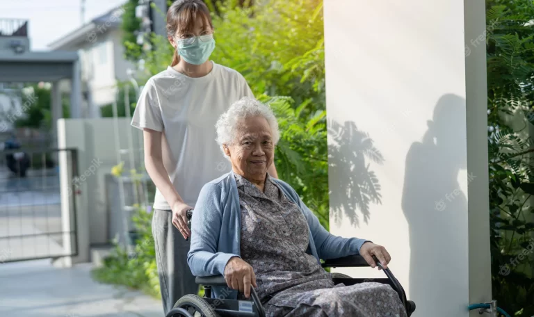 رويال سيرفيس-افضل شركة عمالة منزلية بالقاهرة-مكتب خدم وشغالات أفضل جليسة لسيدة مسنة